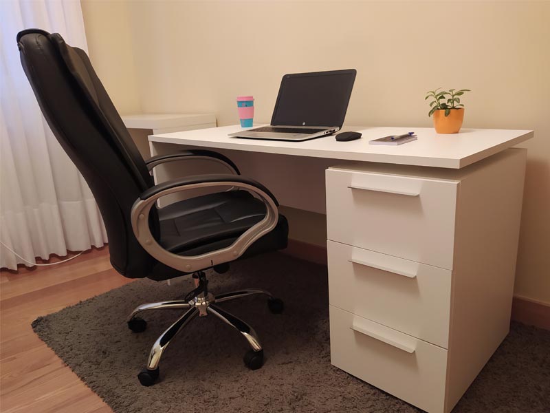Foto de cliente de Escritorio color blanco con 3 cajones 138 cm