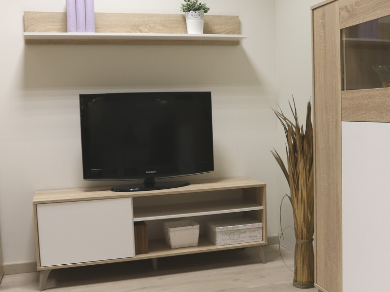 Foto de cliente de Mueble para TV Kikua Plus 135 cm con estante roble y blanco salón