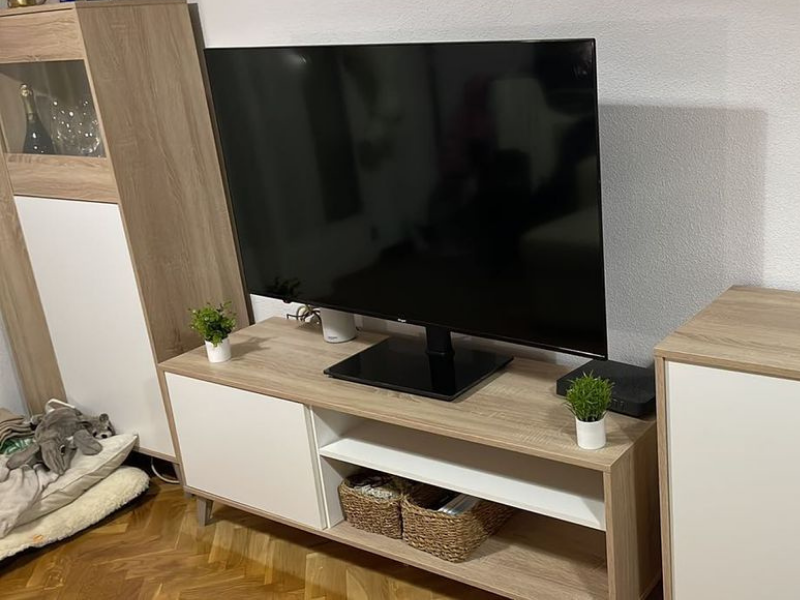 Foto de cliente de Mueble para TV Kikua Plus 135 cm con estante roble y blanco salón