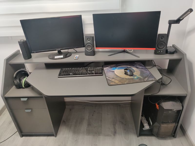 Foto de cliente de Mesa Gaming Station Pro con LED - Gris 180 cm