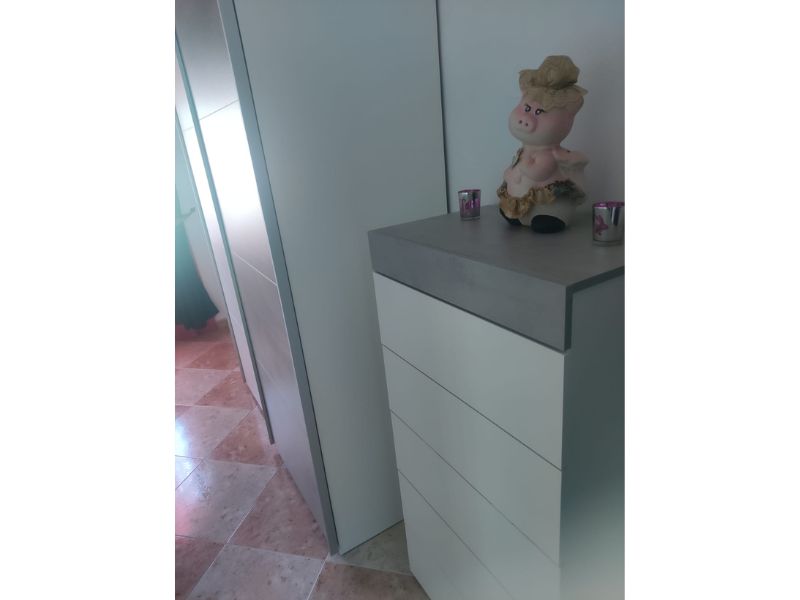 Foto de cliente de Cómoda De Dormitorio Industrial Con 5 Cajones Color Blanco Artik y Gris Cemento 61x118 cm