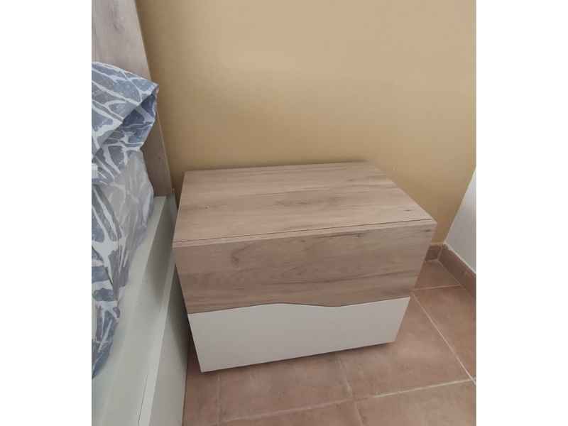 Foto de cliente de Mesita de Noche Asimetric Con 2 Cajones Blanco Mate y Sahara 54x42 cm