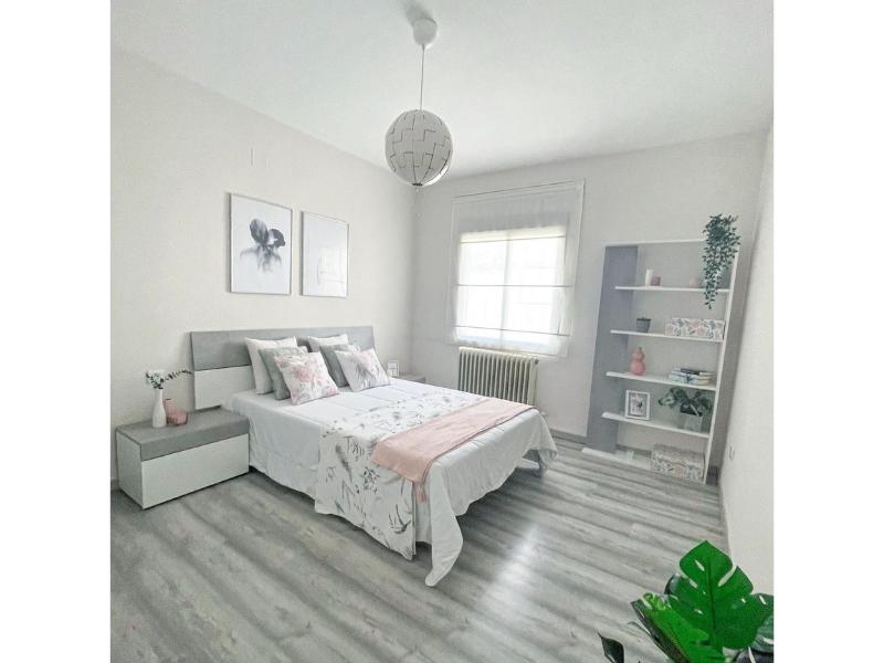 Foto de cliente de Estantería Moderna Para Salón Oficina Color Gris Cemento y Blanco 5 baldas 90x180x25 cm