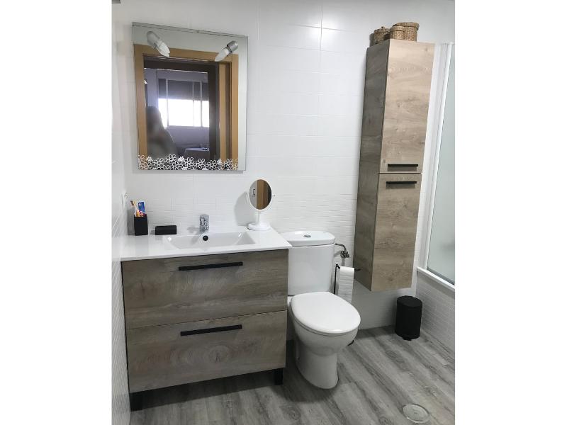 Foto de cliente de Mueble de Baño con Patas Athena y Espejo Roble 80 cm (Lavamanos Opcional)