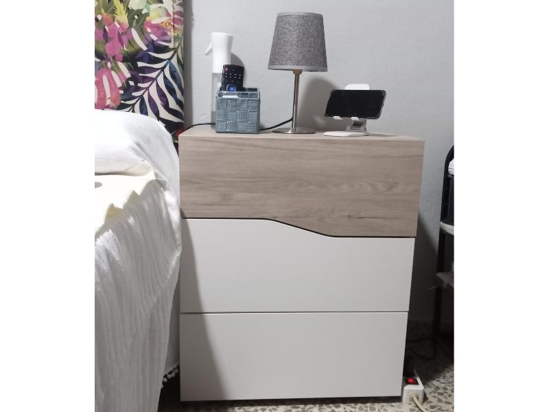 Foto de cliente de Mesita de Noche Asimetric Blanco Mate Sahara de 3 Cajones 54x65 cm