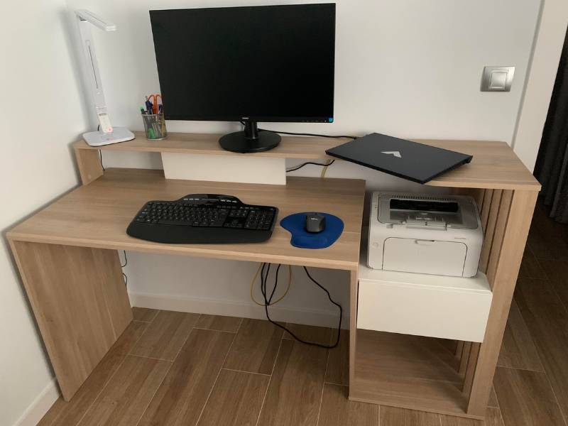 Foto de cliente de Escritorio Estudio Oficina Con Altillo Straight Color Roble Japonés y Blanco 157 cm