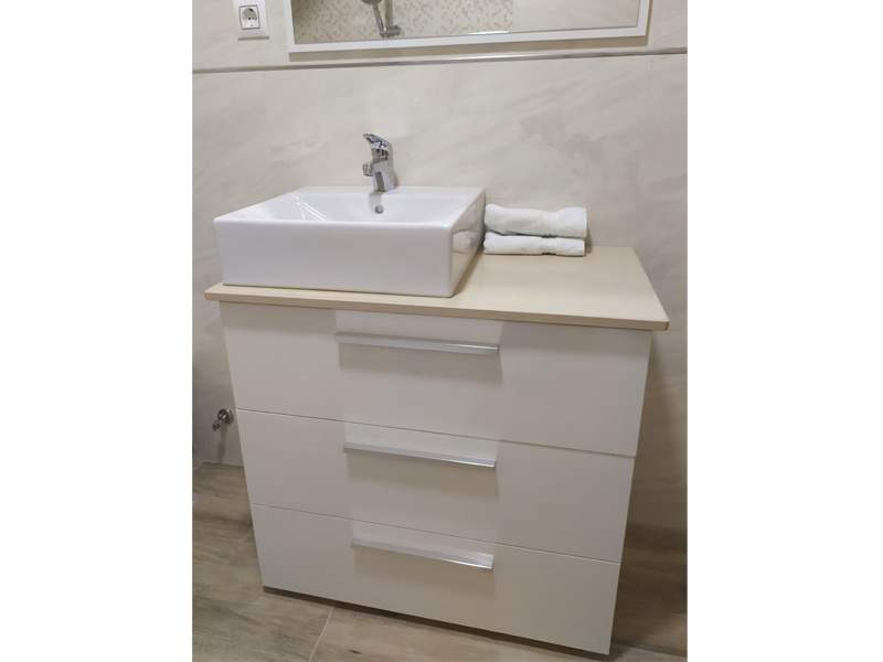 Foto de cliente de Mueble de Baño con Armario Blanco Brillo (Incluye Lavabo y Espejo)