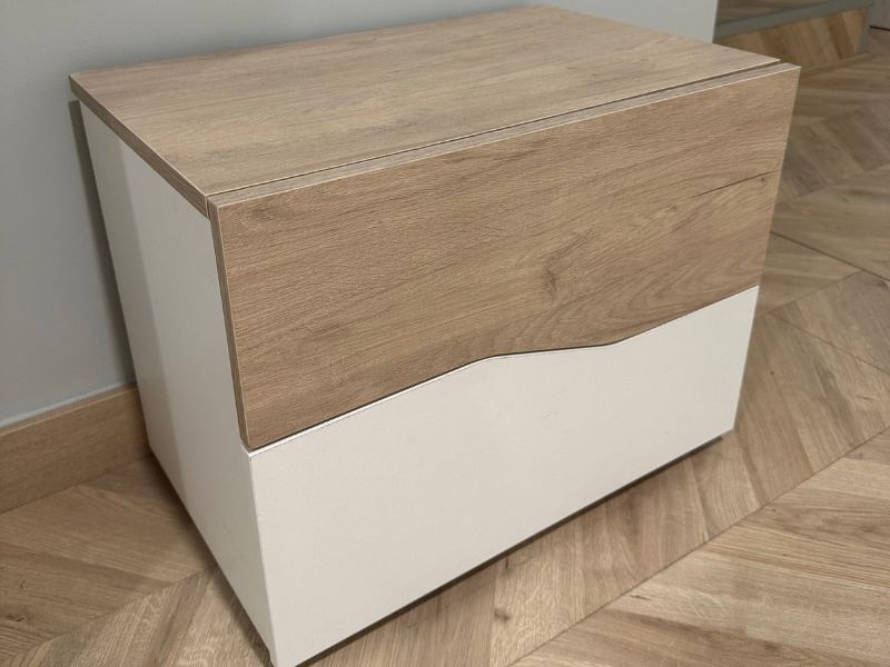 Foto de cliente de Mesita de Noche Asimetric Con 2 Cajones Blanco Mate y Sahara 54x42 cm