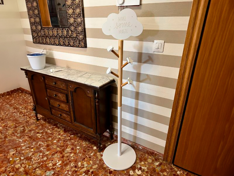 Foto de cliente de Mueble Infantil Perchero De Pie Nube Color Blanco y Roble Claro 136 cm