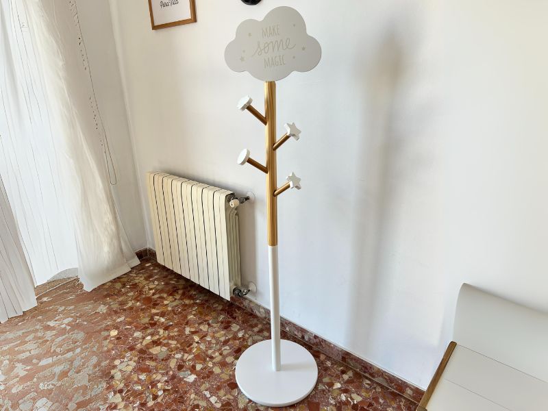Foto de cliente de Mueble Infantil Perchero De Pie Nube Color Blanco y Roble Claro 136 cm