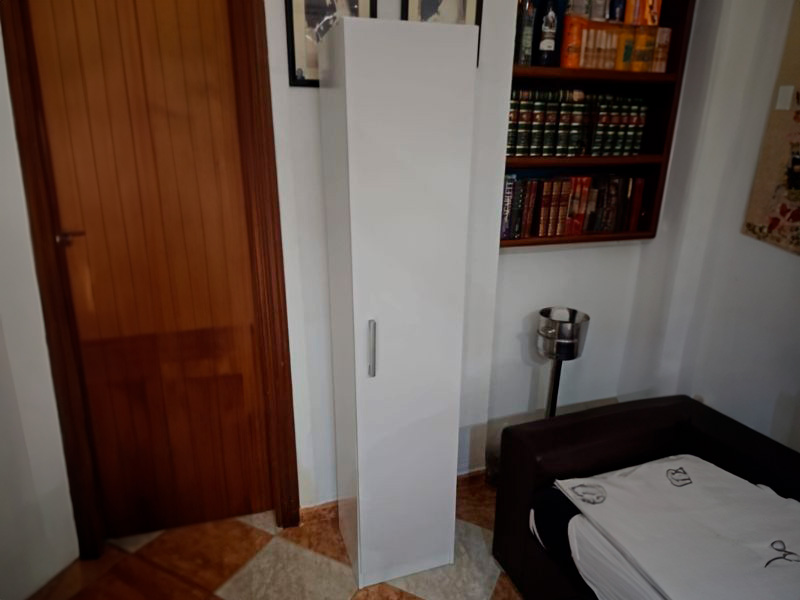 Foto de cliente de Armario Auxiliar Multiusos Alto Puerta Abatible Color Blanco 35x170 cm