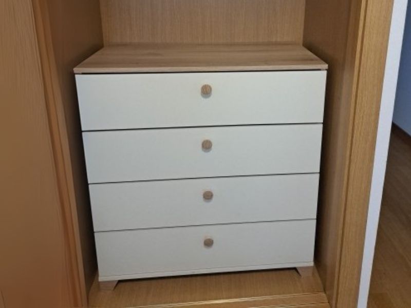 Foto de cliente de Cómoda 4 cajones Izzy Dormitorio Color Blanco Mate y Roble Kronberg 80x85 cm