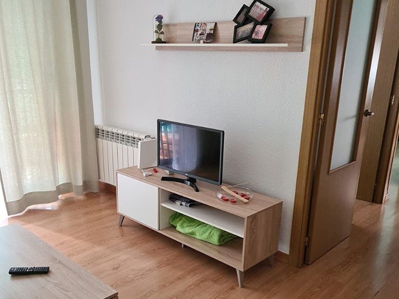 Foto de cliente de Mueble para TV Kikua Plus 135 cm con estante roble y blanco salón
