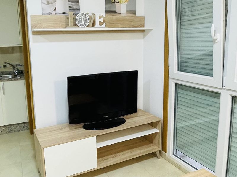 Foto de cliente de Mueble para TV Kikua Plus 135 cm con estante roble y blanco salón
