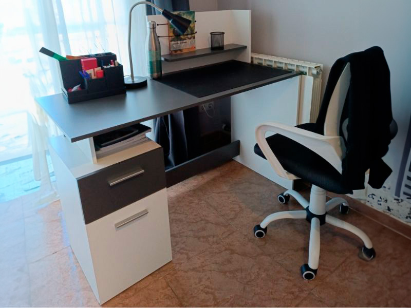 Foto de cliente de Escritorio Platón con altillo blanco y gris 109x122x55 cm