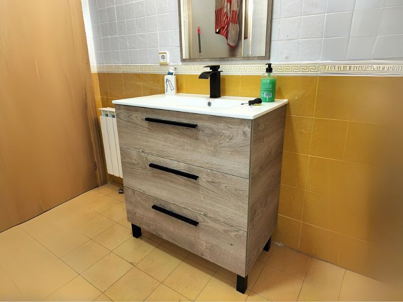 Foto de cliente de Mueble de Baño con Patas Athena y 3 Cajones 80 cm (Lavamanos Opcional)