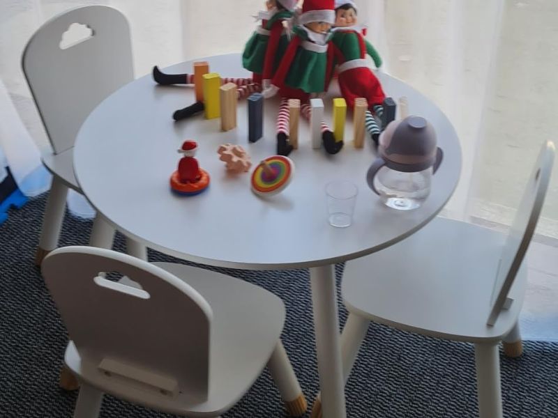 Foto de cliente de Mesa Infantil Pack Douceur Mesa + Sillas + Perchero Color Blanco