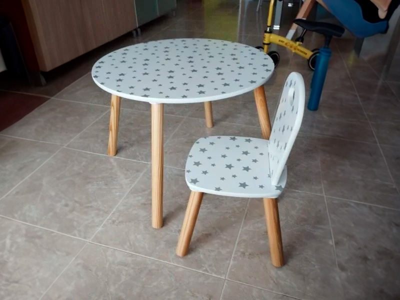 Foto de cliente de Mesa infantil dormitorio douceur con serigrafía estrellas color blanco 60x60 cm