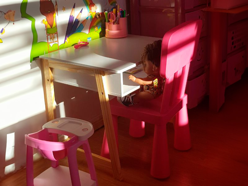 Foto de cliente de Mesa Infantil Escritorio Preescolar Color Blanco Y Roble Claro 58 cm