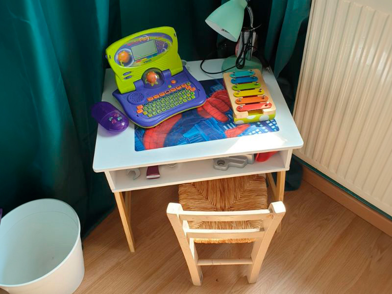 Foto de cliente de Mesa Infantil Escritorio Preescolar Color Blanco Y Roble Claro 58 cm