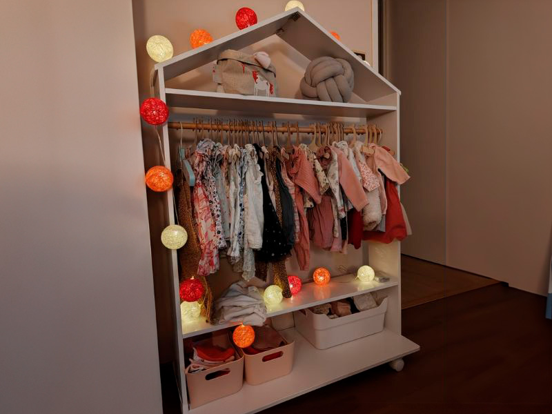 Foto de cliente de Mueble Infantil Burro De Ropa Casa Con Ruedas Color Blanco 81x120 cm