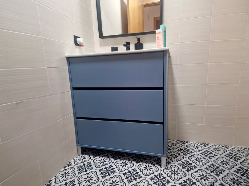 Foto de cliente de Mueble de Baño con Patas y Espejo Kalma Azul Talco 82 cm (Lavabo opcional)