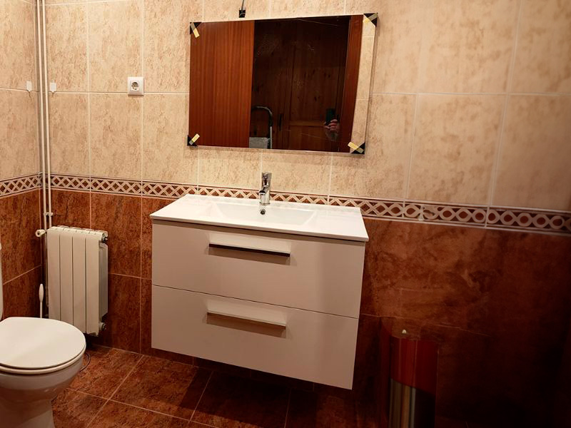 Foto de cliente de Mueble de Baño Blanco Aruba con Columna (Incluye Lavabo y Espejo)