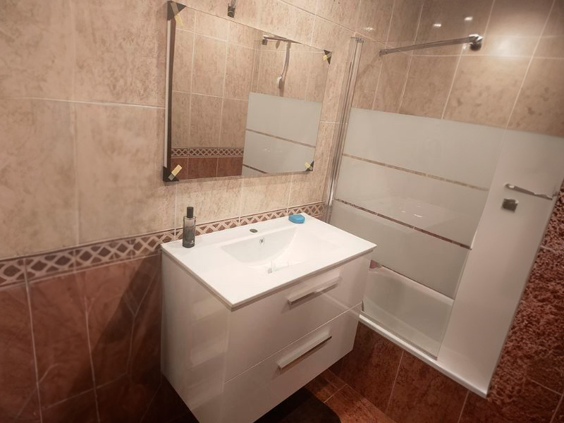 Foto de cliente de Mueble de Baño Blanco Aruba con Columna (Incluye Lavabo y Espejo)