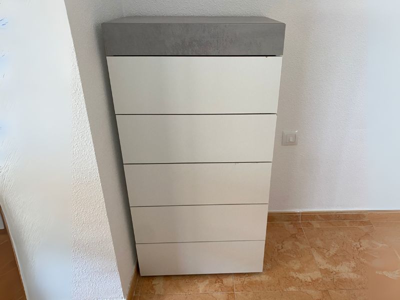 Foto de cliente de Cómoda De Dormitorio Industrial Con 5 Cajones Color Blanco Artik y Gris Cemento 61x118 cm