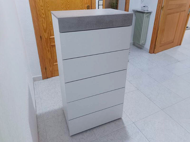 Foto de cliente de Cómoda De Dormitorio Industrial Con 5 Cajones Color Blanco Artik y Gris Cemento 61x118 cm
