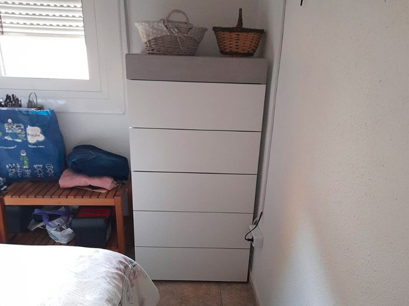 Foto de cliente de Cómoda De Dormitorio Industrial Con 5 Cajones Color Blanco Artik y Gris Cemento 61x118 cm