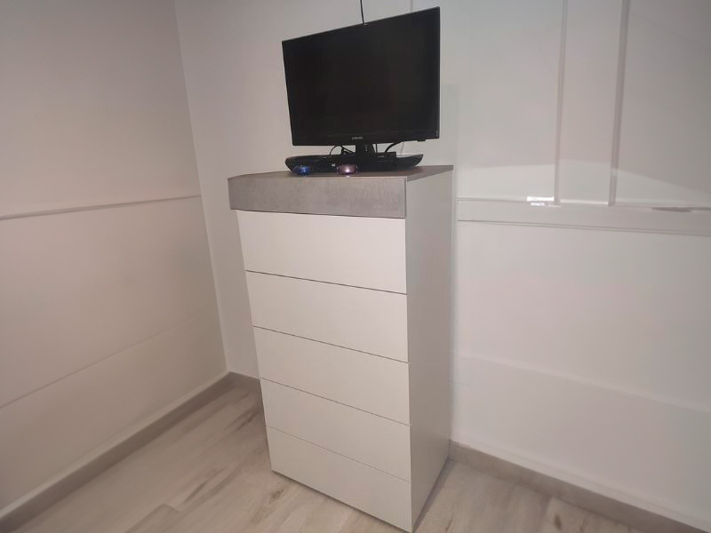 Foto de cliente de Cómoda De Dormitorio Industrial Con 5 Cajones Color Blanco Artik y Gris Cemento 61x118 cm
