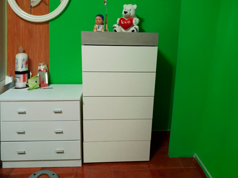 Foto de cliente de Cómoda De Dormitorio Industrial Con 5 Cajones Color Blanco Artik y Gris Cemento 61x118 cm