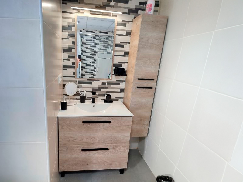 Foto de cliente de Mueble de Baño con Patas Athena y Espejo Roble 80 cm (Lavamanos Opcional)