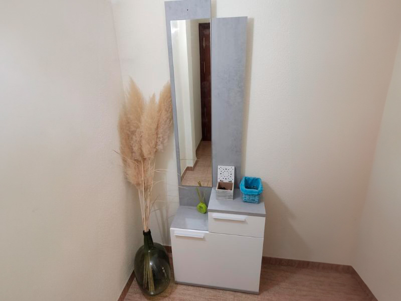 Foto de cliente de Mueble Recibidor Karen con espejo y zapatero Blanco Artik Y Cemento 61 cm