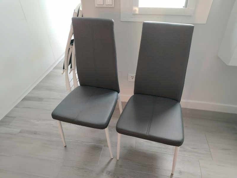 Foto de cliente de Silla De Comedor Sora Polipiel Gris Y Plata