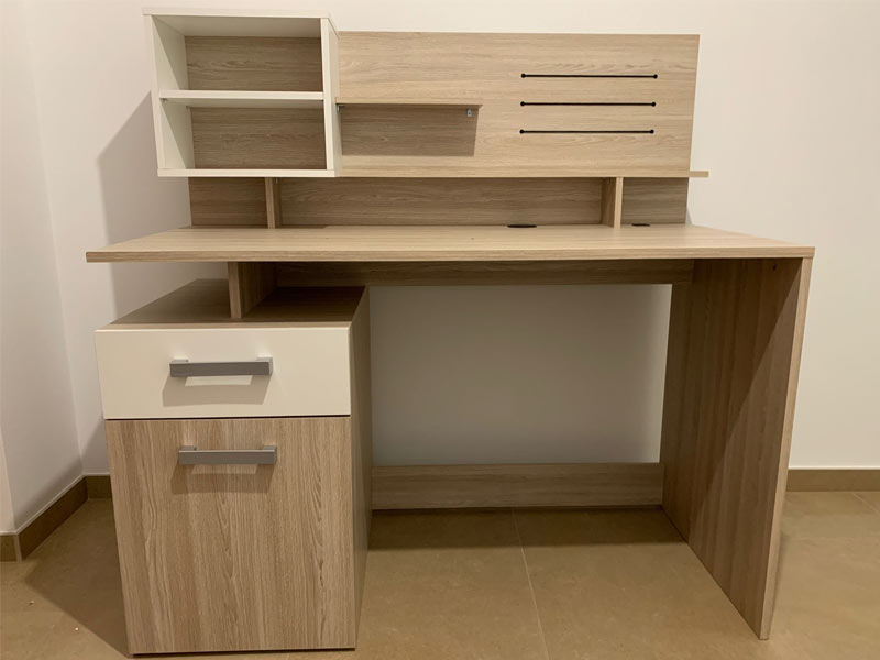 Foto de cliente de Escritorio Malicia con altillo roble y blanco 123 cm